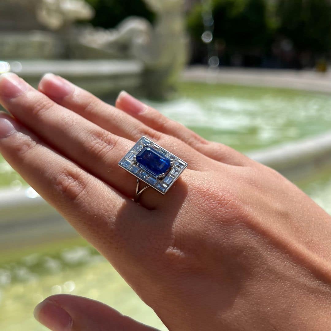 Bague saphir Ceylan naturel non chauffé de 5,20 carats et diamants baguettes vers 1950