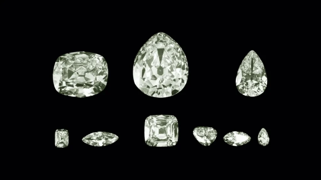 Image des 9 diamants taillés à partir du Cullinan, le plus gros diamant brut jamais découvert, montrant leur éclat et leurs tailles uniques.