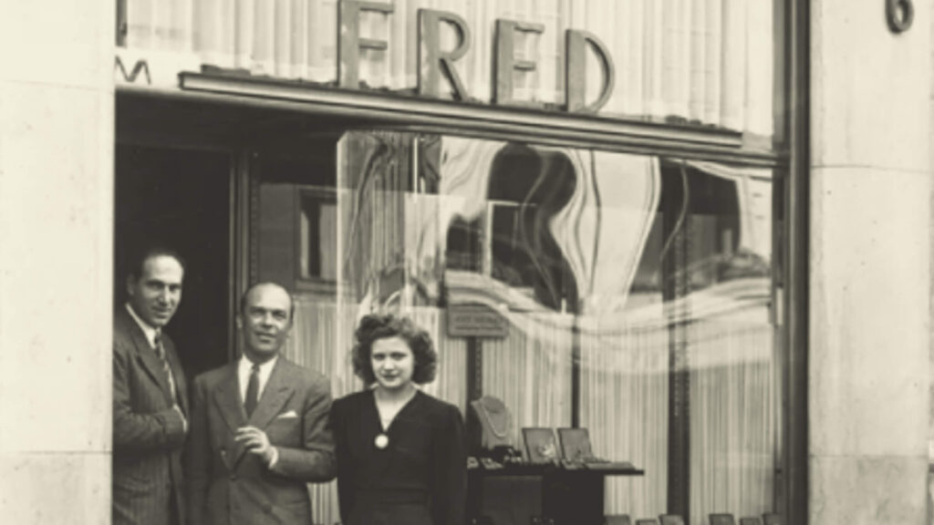 Photo de Fred Samuel, fondateur de la marque de joaillerie Fred devant sa boutique