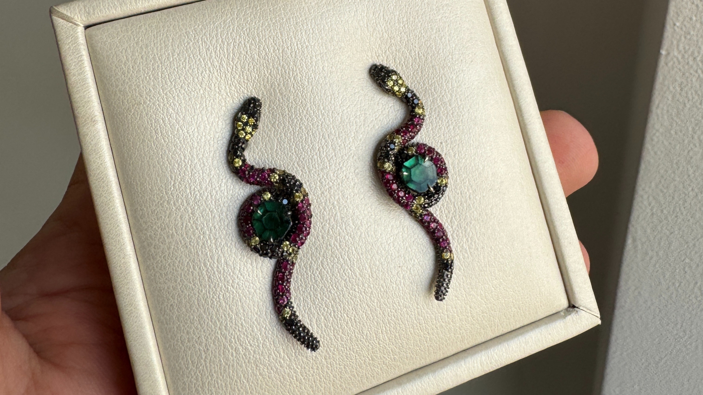 Des boucles d'oreilles en forme de serpents serties d'émeraudes trapiche de Colombie chez Alpine Green