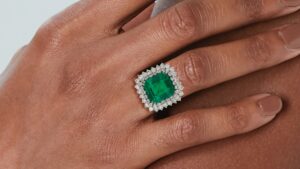 An emerald with the Gota de Aceite effect