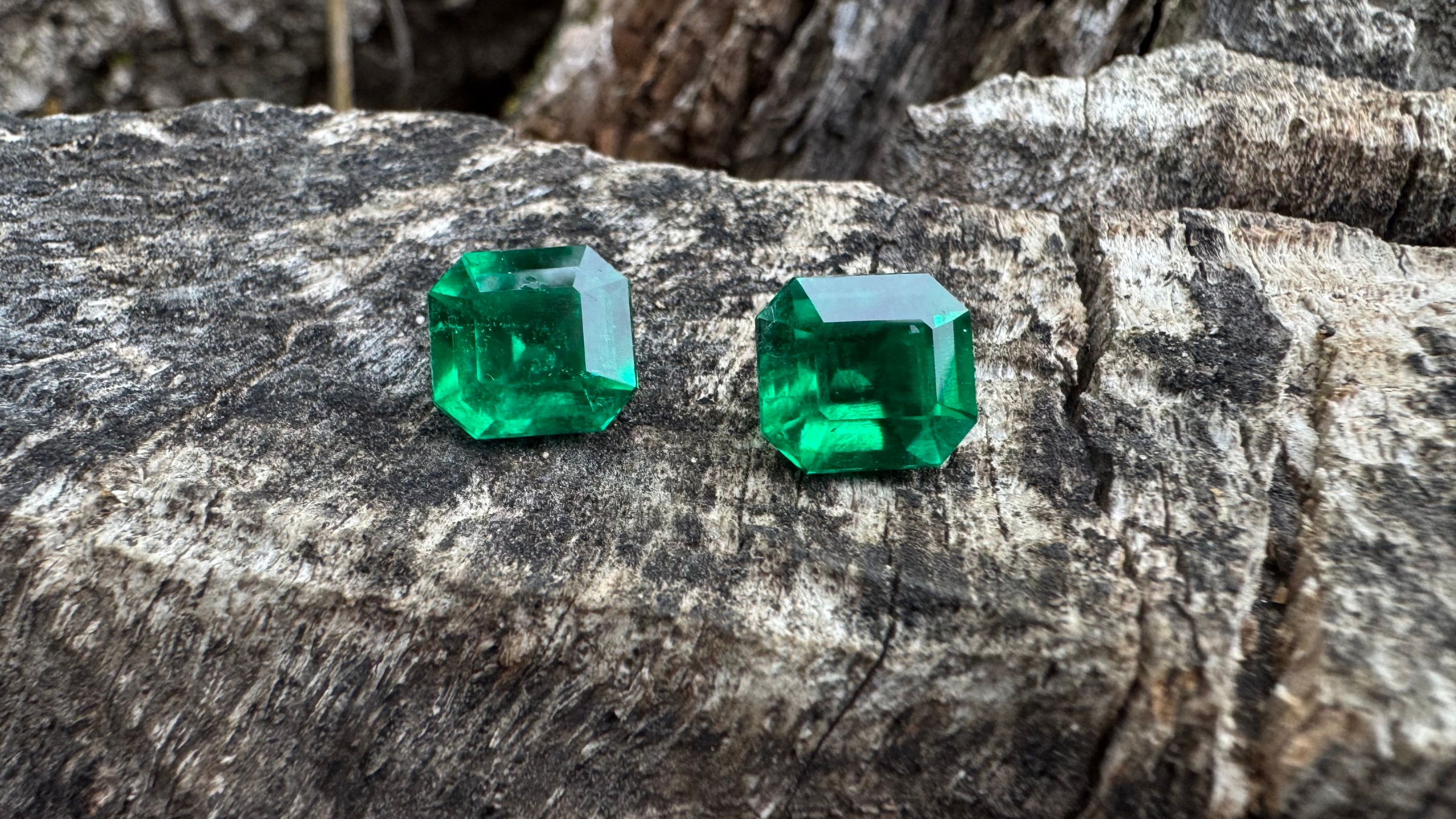 Une paire d'émeraudes colombiennes présentant un fort effet Gota de Aceite