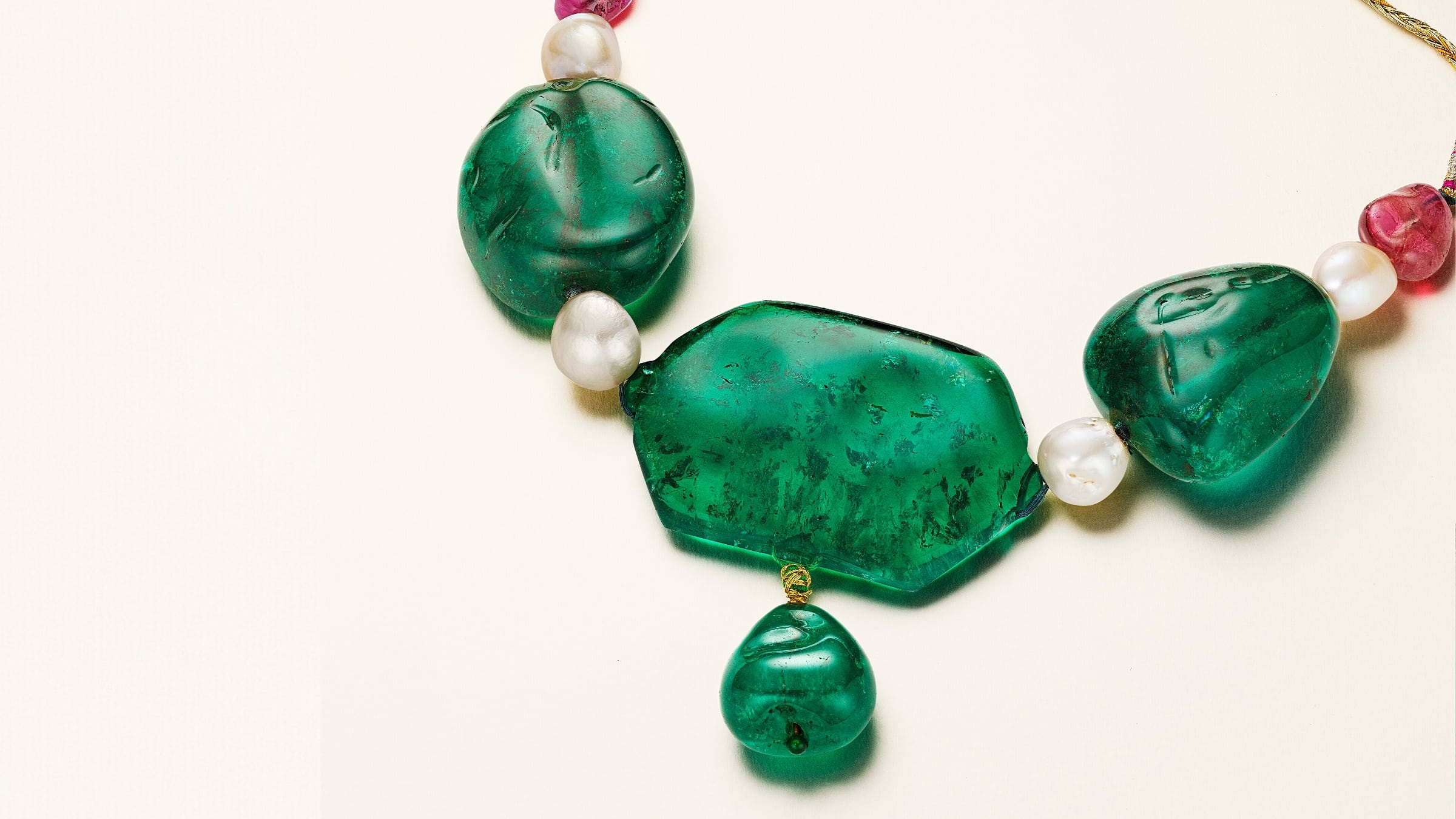 Bijoux moghols :Collier multi-gemmes et émeraudes, orné de quatre émeraudes colombiennes exceptionnelles pesant près de 800 carats