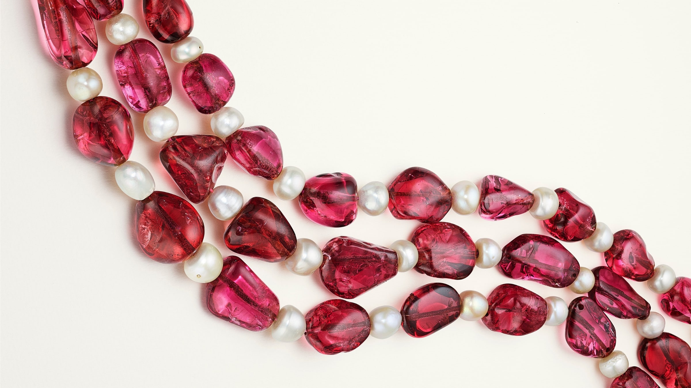 Bijoux moghols : collier moghol à trois rangs de spinelles et de perles naturelles, orné de huit pierres finement gravées
