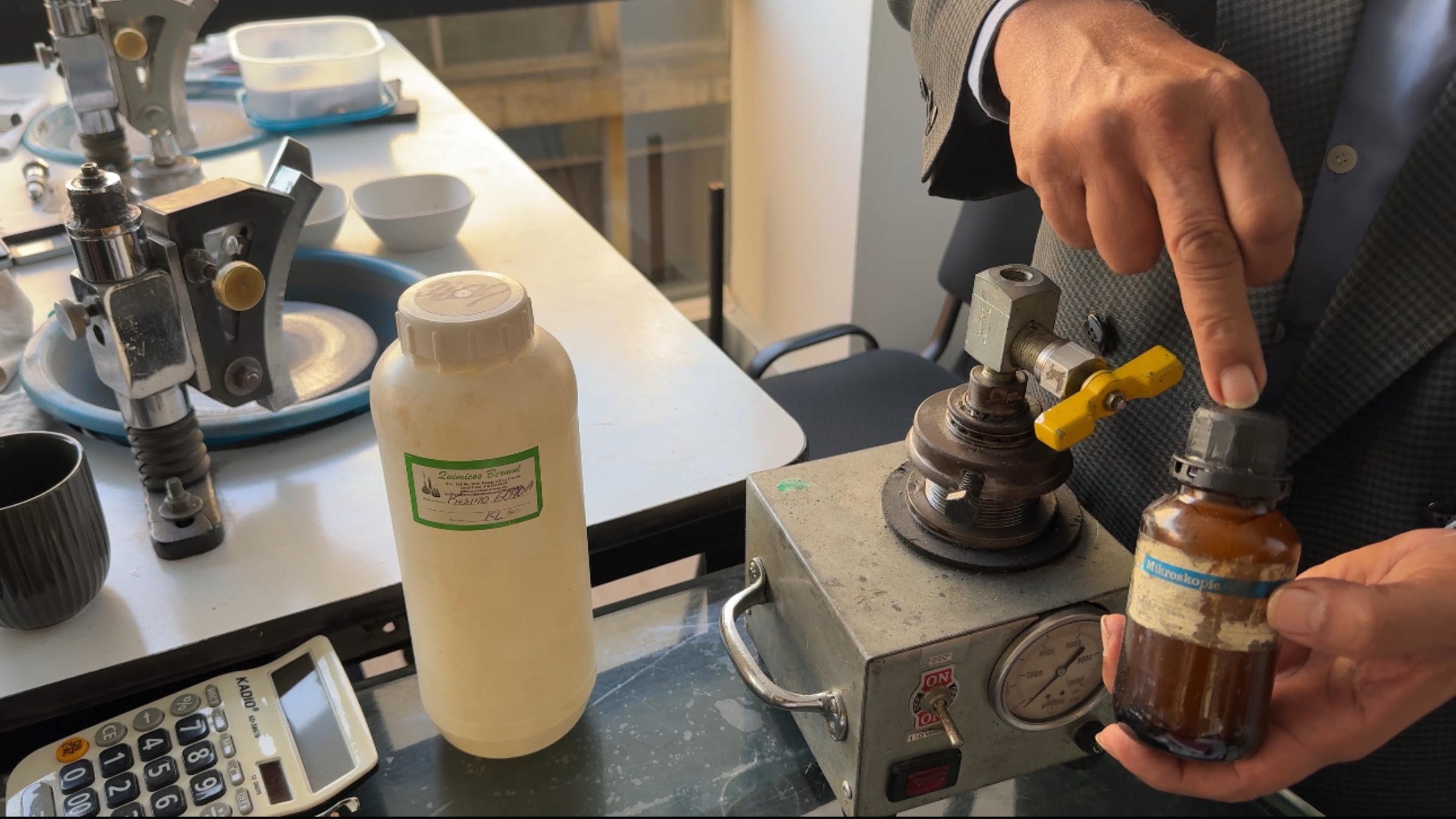 The oils used by Fabio to treat emeralds ©Collectissim