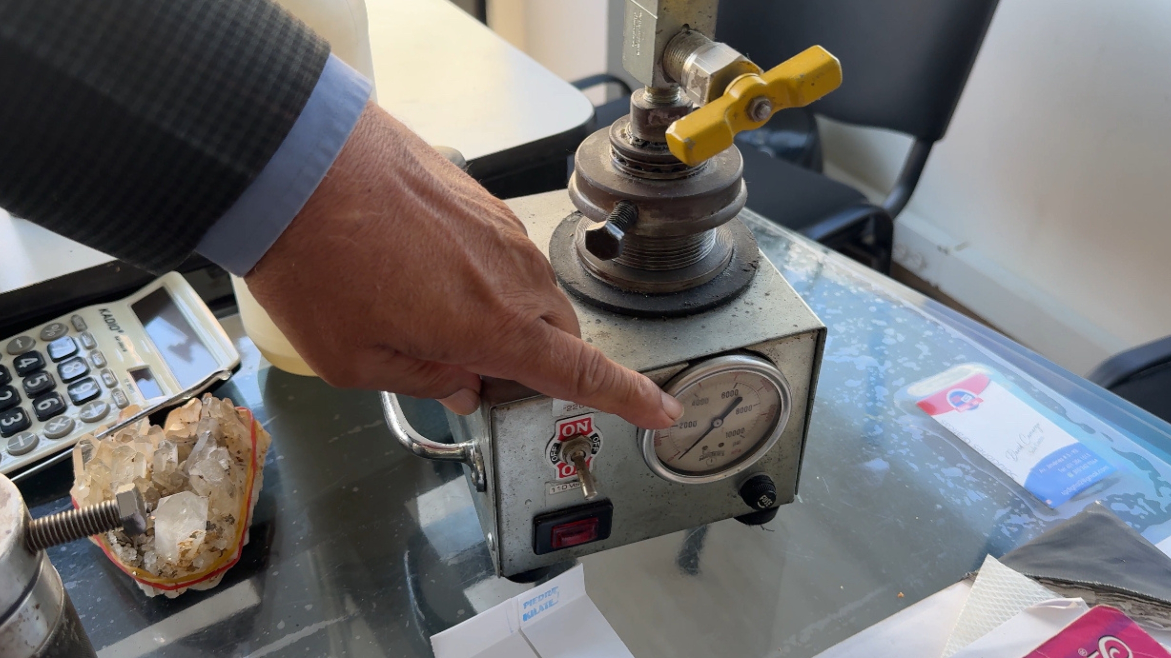 The emeralds are placed under pressure with the oil in a compressor ©Collectissim