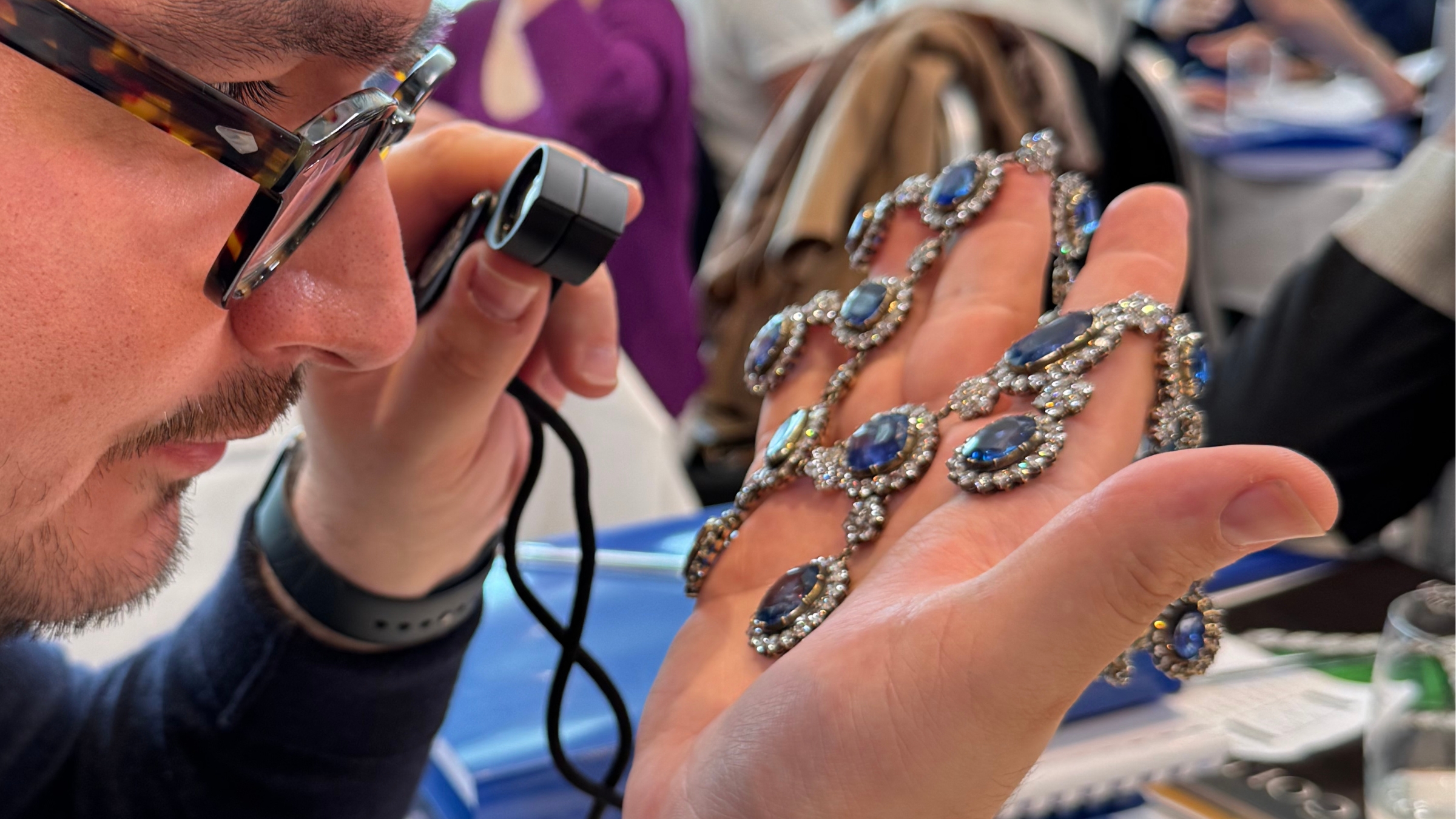 Collectissim accompagne les particuliers et les collectionneurs dans leur recherche de bijoux anciens et de pierres précieuses.