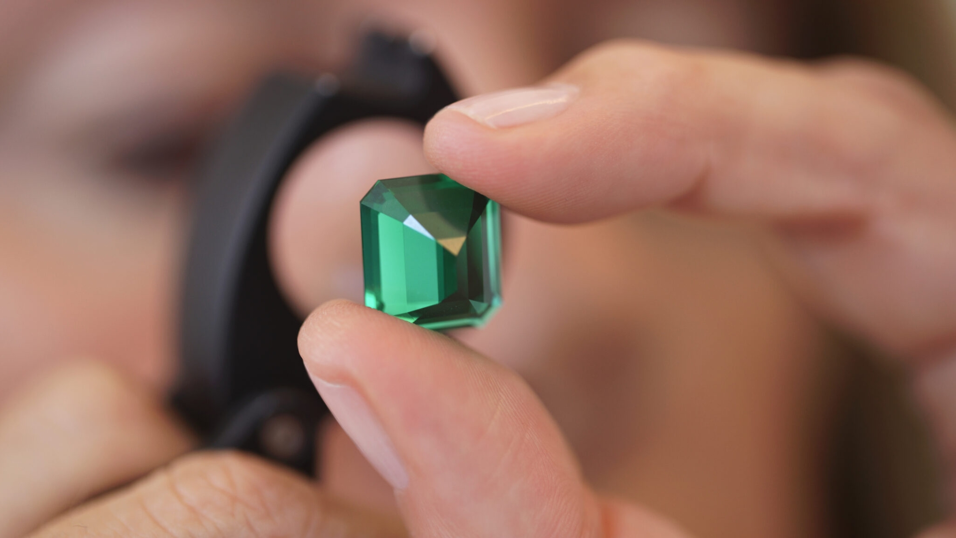 Émeraude colombienne d’un vert intense, d’une pureté exceptionnelle et d’une brillance unique, extraite des célèbres mines de Colombie.